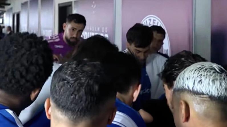 Goleiro Cássio passa mensagem de incentivo aos companheiros antes do jogo com o Grêmio