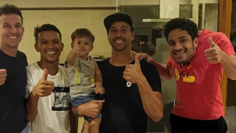 Henrique, Fábio e Léo se encontram e reeditam foto de 2019
