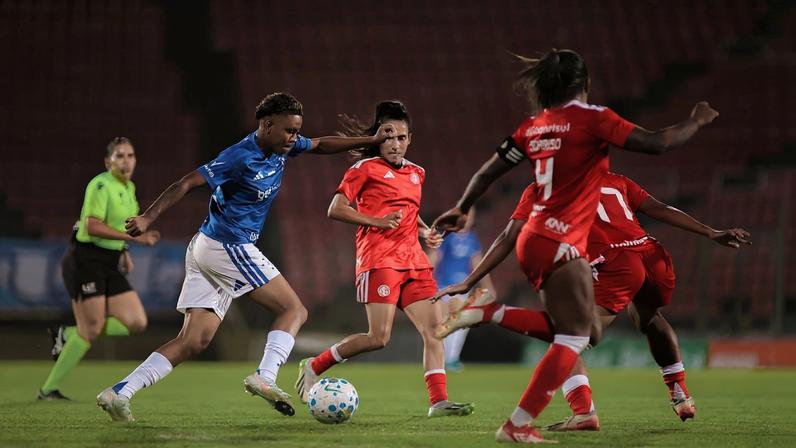 Ravenna, do Cruzeiro, contra o Internacional, pelo Brasileiro Feminino