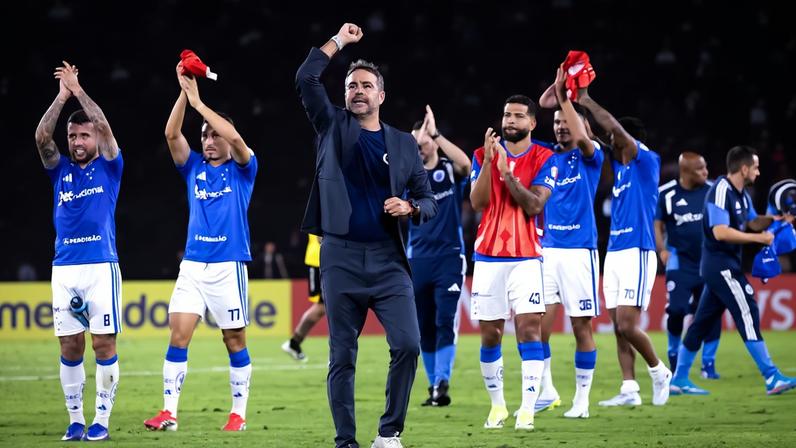 Artur Jorge e jogadores do Cruzeiro celebrando a vitória diante do Barcelona (EQU), na estreia da equipe na Libertadores