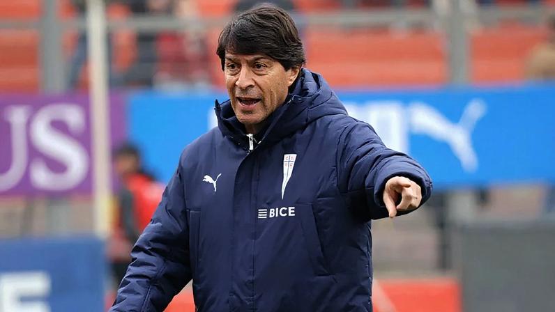 Técnico argentino Daniel Guarnero orienta jogadores durante treinamento do Universidad Católica, do Chile