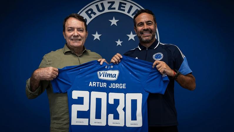 Pedrinho e Artur Jorge posam para foto segurando camisa com a data de 2030, que marca o novo vínculo do treinador com a Raposa