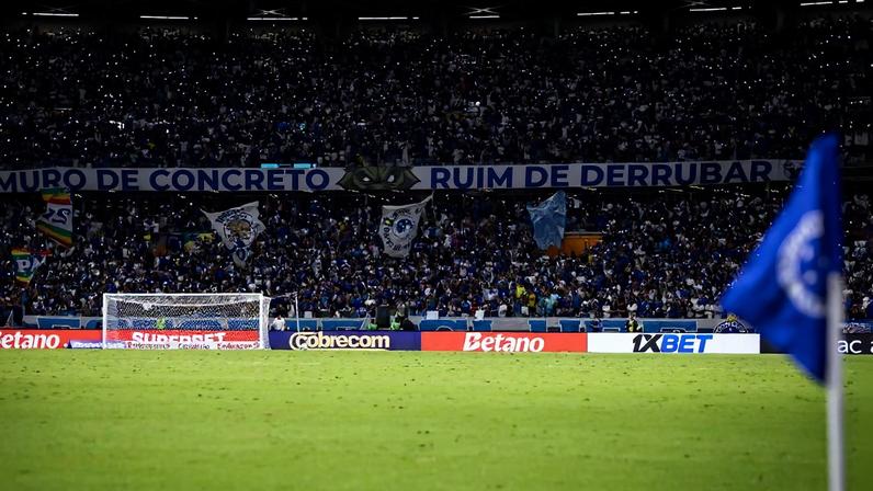 Torcida do Cruzeiro fazendo a festa nas arquibancadas do Mineirão após a vitória sobre o Red Bull Bragantino