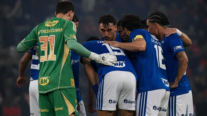 Jogadores do Cruzeiro se reúnem no gramado antes de início de partida do Brasileirão