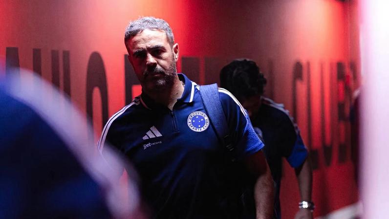 Artur Jorge no momento em que chegava ao estádio são-paulino