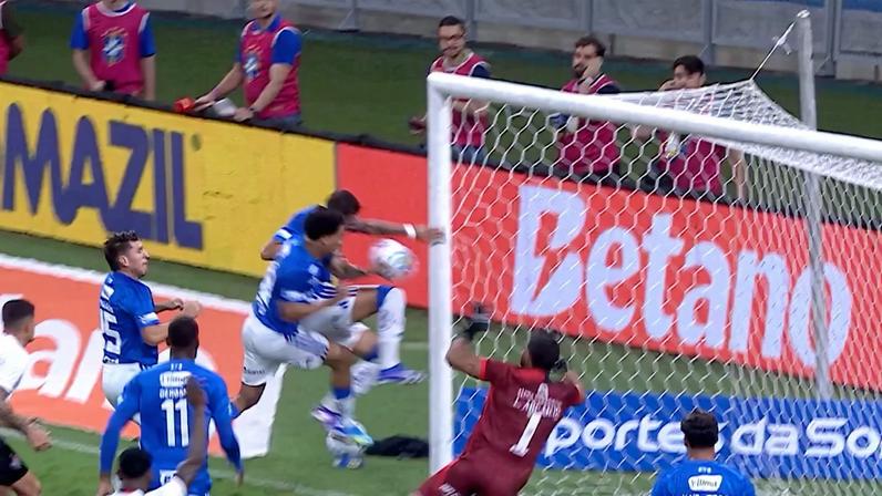 Bola pegou na mão de Christian antes de desviar em Kauã Moraes