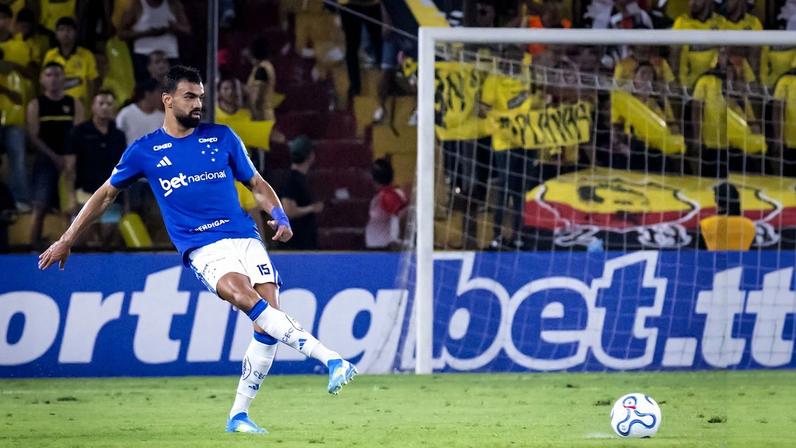 Fabrício Bruno durante a estreia do Cruzeiro na Libertadores 2026