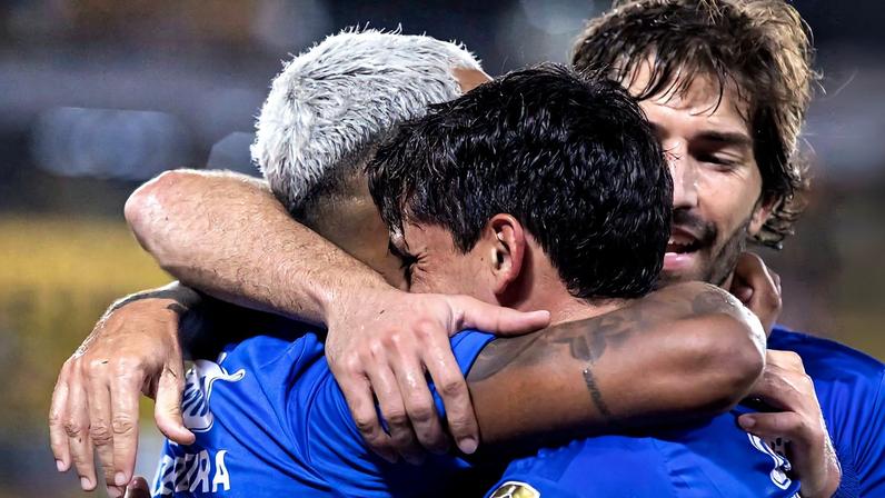Jogadores do Cruzeiro comemoram gol contra o Barcelona (EQU), na estreia da Libertadores