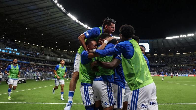 Jogadores do Cruzeiro comemoram virada sobre o Red Bull Bragantino