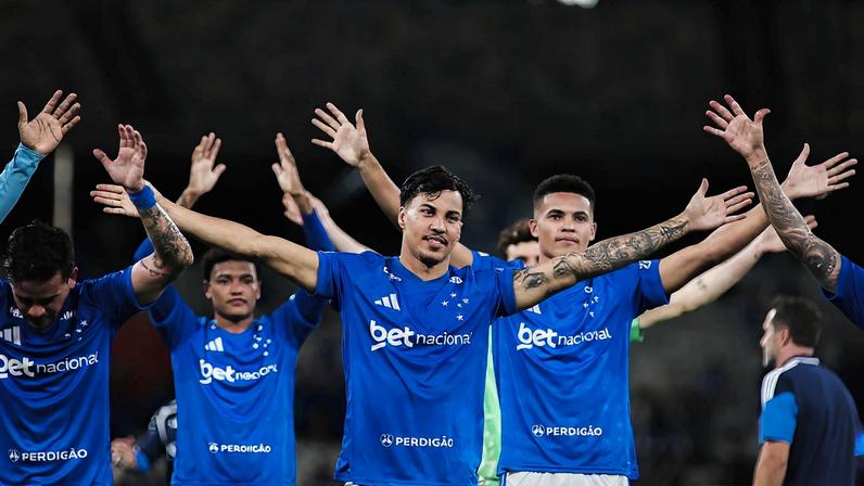 Jogadores do Cruzeiro celebram triunfo contra o Vitória, pelo Brasileirão 2026