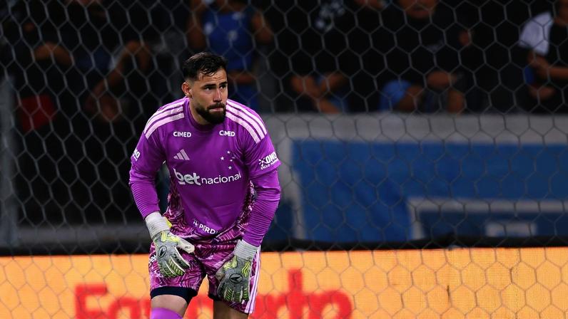 Goleiro Matheus Cunha no jogo do Cruzeiro contra o Red Bull Bragantino, no Brasileirão 2026