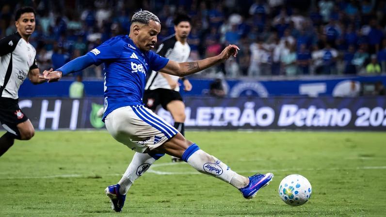 Matheus Pereira domina a bola durante partida contra o Corinthians, no Mineirão, pelo Campeonato Brasileiro