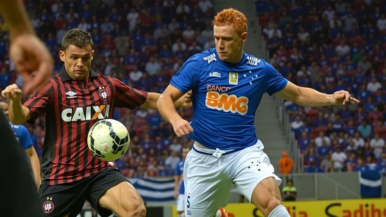 O volante Souza foi campeão brasileiro pelo Cruzeiro em 2013