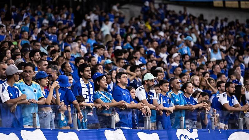 Torcida do Cruzeiro em Cruzeiro x Pouso Alegre, no Mineirão.