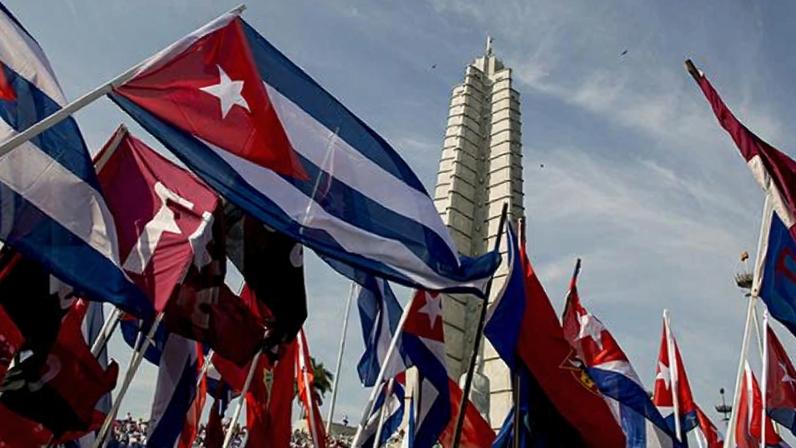 Foto colorida de bandeiras de Cuba hasteadas