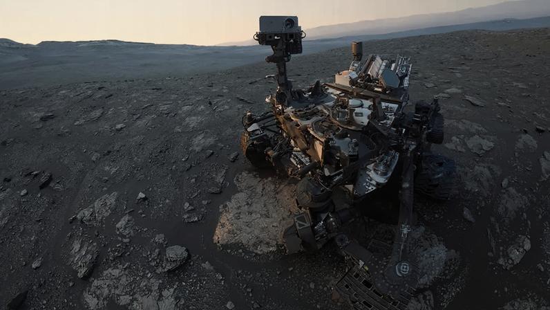 O rover Curiosity da NASA tirou esta selfie em Marte em 25 de outubro de 2020, após perfurar uma amostra de rocha de um local apelidado de "Mary Anning". Após anos de extensa análise, a amostra revelou a maior diversidade de moléculas orgânicas já encontrada em Marte.
