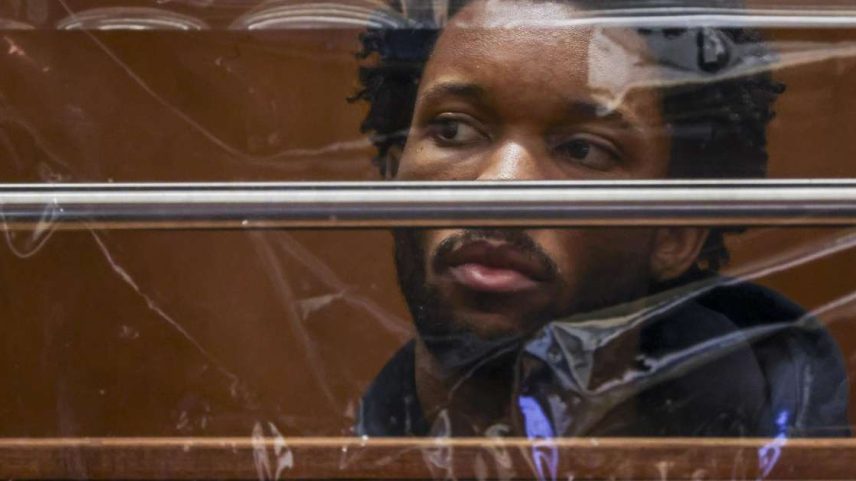 d4vd observa durante sua audiência de acusação pelo assassinato de Celeste Rivas Hernandez no Centro de Justiça Criminal Clara Shortridge Foltz em 20 de abril de 2026 em Los Angeles, Califórnia.