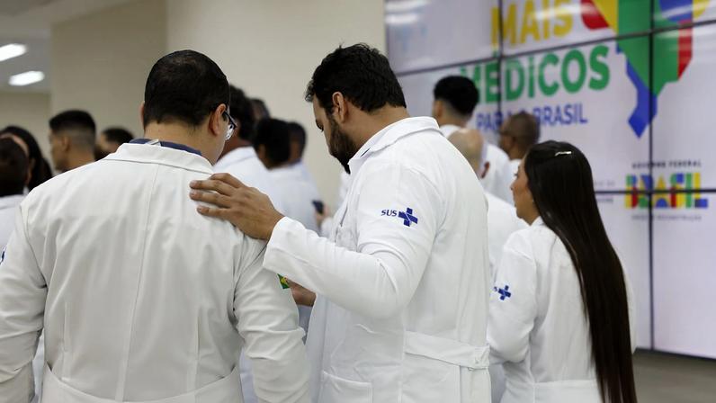 Novos médicos do Programa Mais Médicos durante visita no Super Centro Carioca de Saúde, em Benfica.