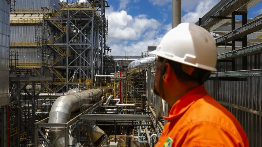 A unidade U-93 de abatimento de emissões de gases SNOX da Refinaria Abreu e Lima (RNEST), da Petrobras, transforma óxido de enxofre e óxido de nitrogênio em ácido sulfúrico, a ser comercializado. A estrutura será a primeira do tipo a funcionar nas Américas, terceira no mundo.