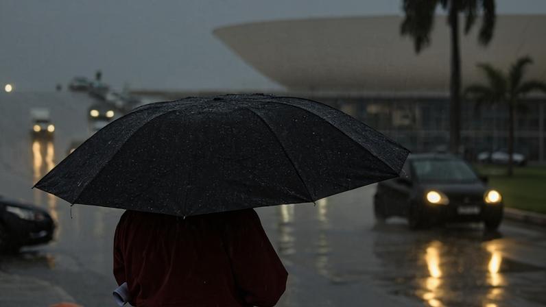 Pessoa no chuva - Metrópoles