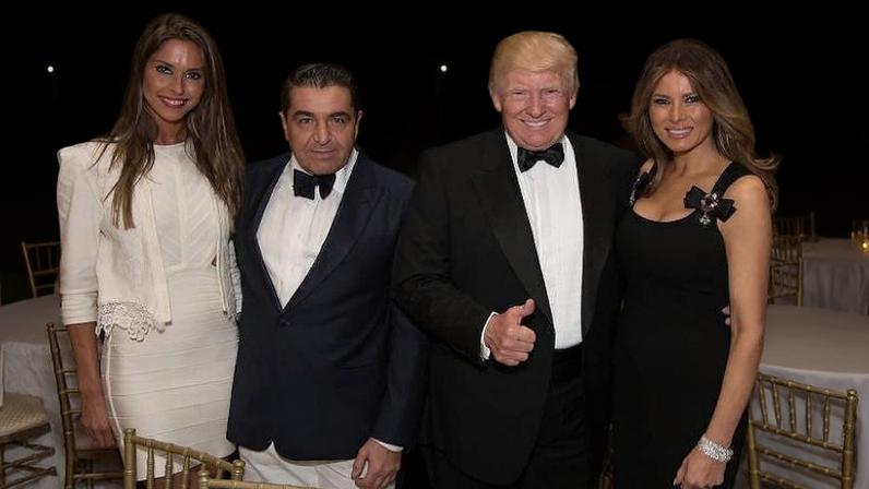 Da esq. para a dir., a então modelo Amanda Ungaro, seu agora ex-marido, Paolo Zampolli, Donald e Melania Trump em festa de réveillon em Mar-a-Lago, na Flórida, em 2016