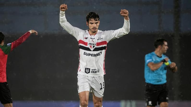 Damián Bobadilla comemora o gol do São Paulo sobre o Boston River, em Montevidéu