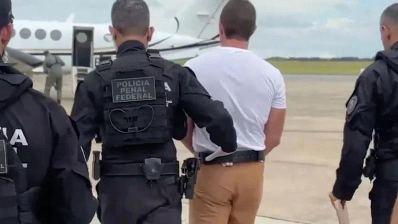 Na imagem, Vorcaro é escoltado durante transferência de São Paulo para Brasília