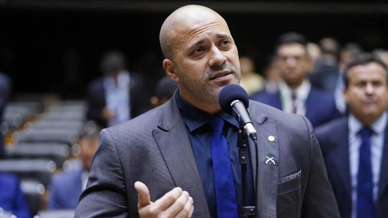 Moraes vota para manter restrições a Daniel Silveira no regime aberto