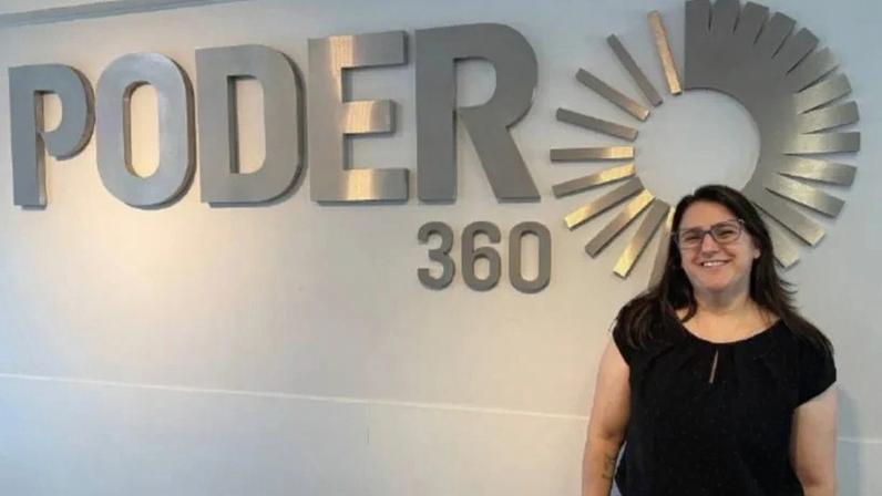 Na imagem, Daniela Caldeirinha, VP de Relações Institucionais da Fundação Lemann, na sede do Poder360, em Brasília
