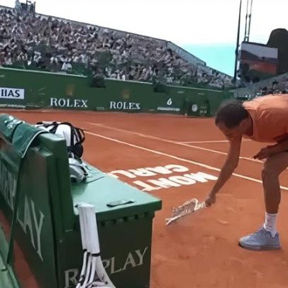 Medvedev quebra raquete após derrota em Monte Carlo