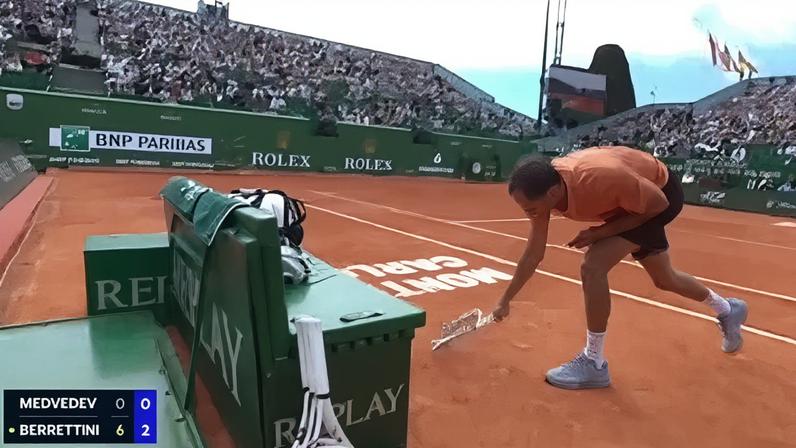 Daniil Medvedev quebra a raquete durante derrota em Monte Carlo