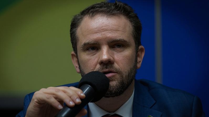 Ministro da Fazenda, Dario Durigan, integrante do CMN, que publicou regras que limitam apostas em plataformas como Kalshi e Polymarket