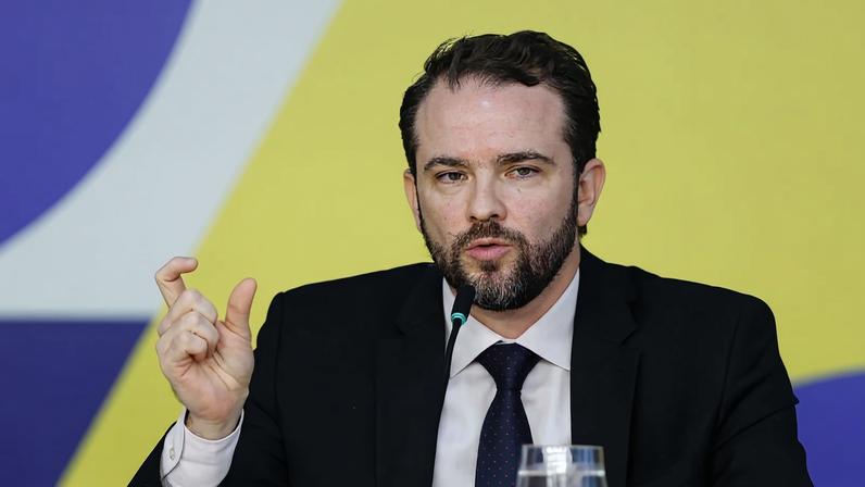 O ministro da Fazenda, Dario Durigan, anunciou novas medidas de subvenção para conter a alta dos combustíveis provocada pela guerra no Oriente Médio