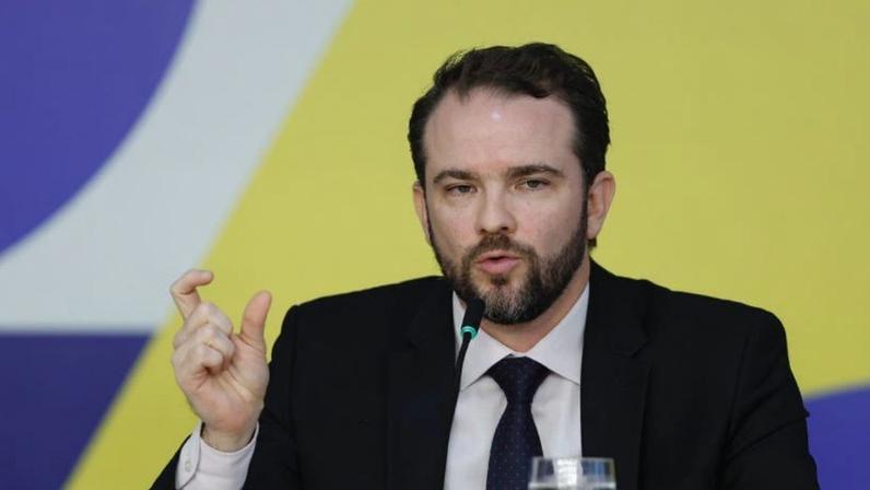 O ministro da Fazenda, Dario Durigan, durante anúncio de medidas para baratear o diesel na 2ª feira (6.abr.2026)