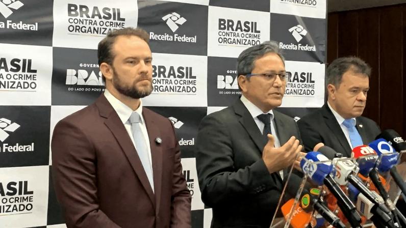 O ministro da Fazenda, Dario Durigan (esq.), e o secretário da Receita Federal, Robinson Barreirinhas (centro), durante entrevista a jornalistas