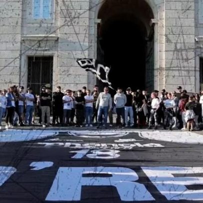 Torcedores de clube italiano homenageiam Oscar Schmidt com faixa gigante