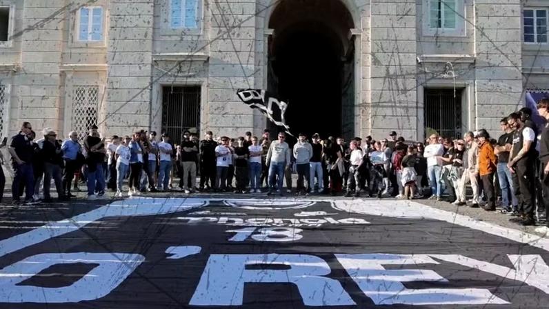 Torcedores do Juvecaserta se reúnem para homenagear Oscar Schmidt — Foto: Divulgação/Juvecaserta
