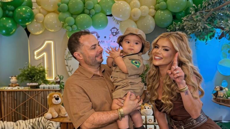 Davi, o bebê de 1 ano, sorrindo com o dedinho levantado.