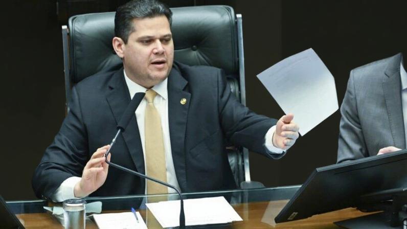 Na imagem, o presidente do Congresso, senador Davi Alcolumbre, na sessão desta 5ª feira (30.abr)