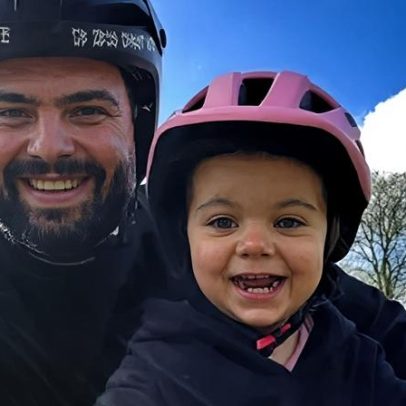 Vídeos de pai levando a filha de bike emocionam e viralizam