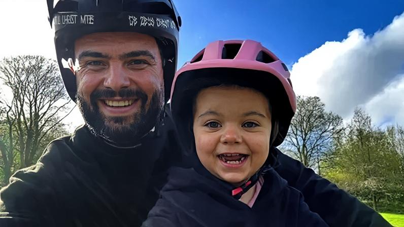 Vídeos de pai levando a filha de bike emocionam e viralizam