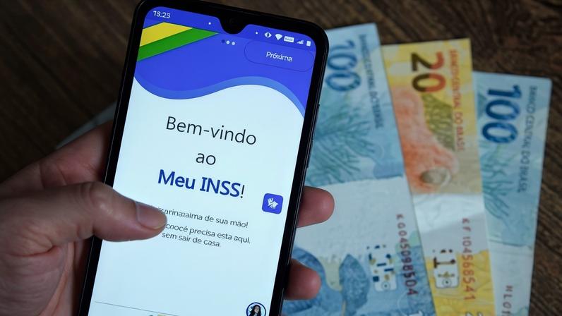 Datas de pagamento antecipado do décimo terceiro do INSS estão circuladas em vermelho no calendário — Foto: Divulgação / INSS