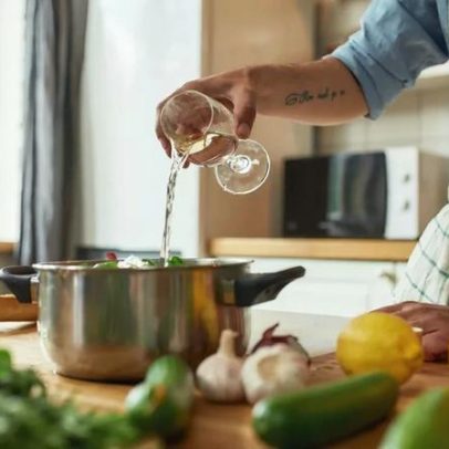 Hábito comum na cozinha pode arruinar molho de vinho