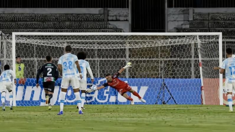 Sebastián Pérez, goleiro do Palestino, defende três pênaltis de Carlos Vinicius, do Grêmio — Foto: CDP, divulgação