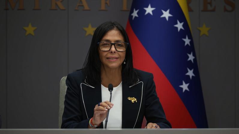A ditadora interina da Venezuela, Delcy Rodríguez, em participação por vídeo em fórum sobre investimentos em Miami, em março (Foto: Marcelo Garcia/Palácio de Miraflores/EFE)