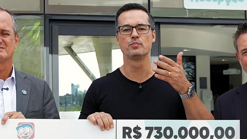 Deltan Dallagnol exibe cheque de R$ 730 mil destinado ao Hospital Erastinho; valor veio do excedente de doações feitas para pagar indenização a Lula
