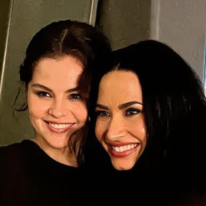 Selena Gomez prestigia abertura da turnê de Demi Lovato e chora
