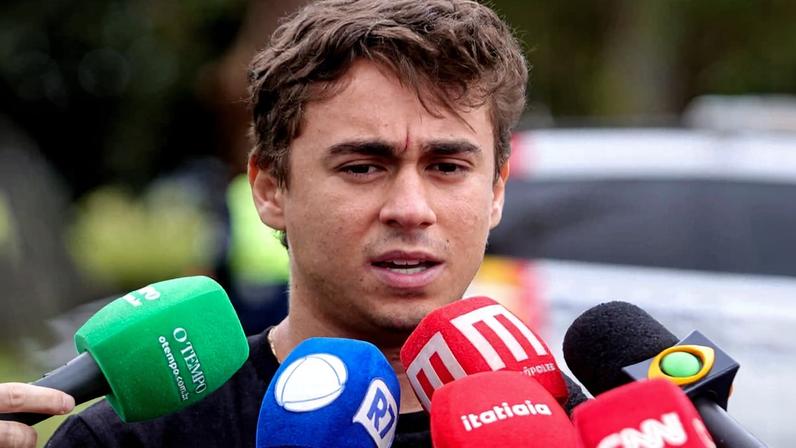 Deputado federal Nikolas Ferreira fala com a imprensa após visitar Jair Bolsonaro na Papudinha