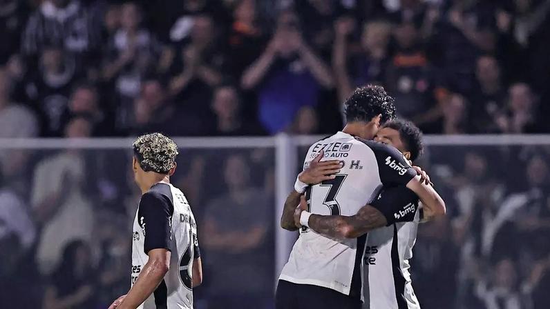 Jesse Lingard do Corinthians, comemora o seu gol com Gustavo Henrique durante a partida entre Barra e Corinthians, pela 5ª fase da Copa do Brasil 2026