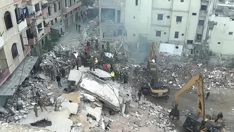 Equipes de resgate fazem buscas após prédios residenciais desabarem em Trípoli, no Líbano